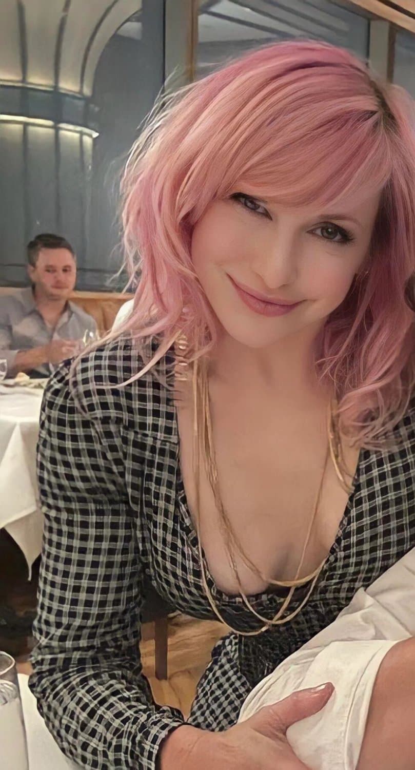 Red headed Kari Byron. Love when the dorky nerdy chic is also super sexy hot