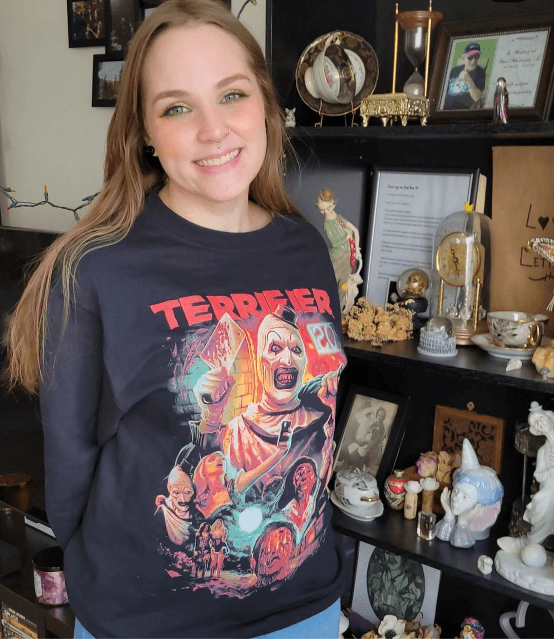 What a cute little bitch. Leaked shots of her ass and her ex husband grabbing her ass.