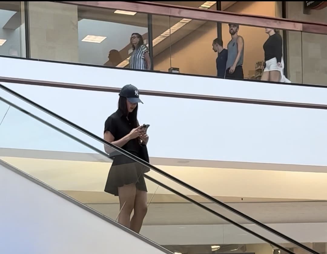 Upskirt Asian pussy flash at the mall