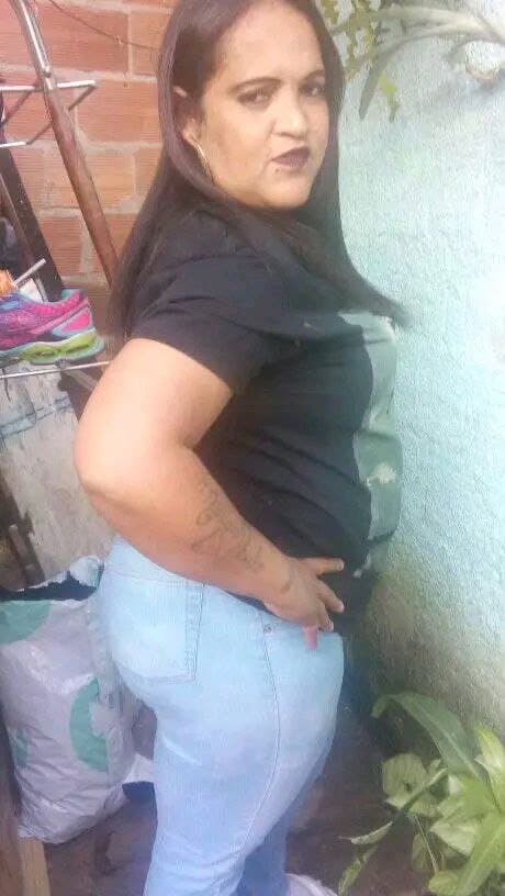 Seguidor disse que essa coroa ama da o cu grande e a buceta gulosa de pica grande