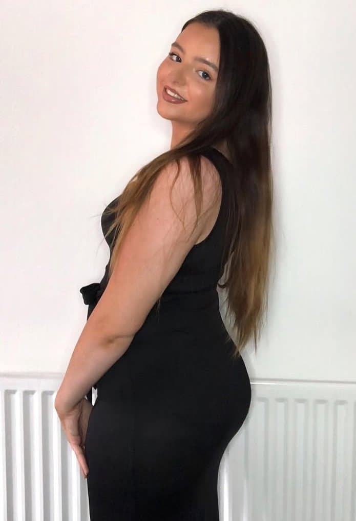 British influencer Rachel showing off her mum bod in lingerie and swimwear