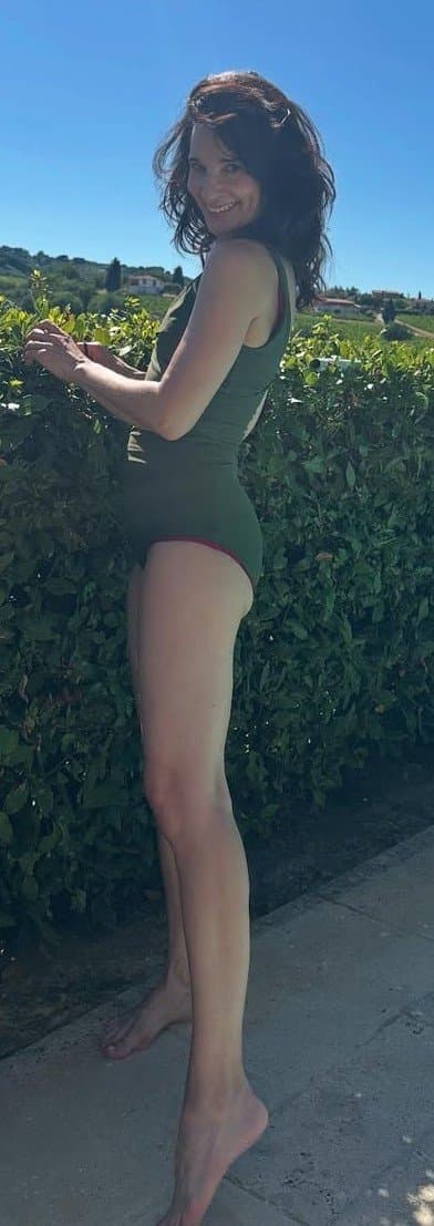 Natural beauty actress Alison Becker is so sexy with a fuck me smile and slutty petite body