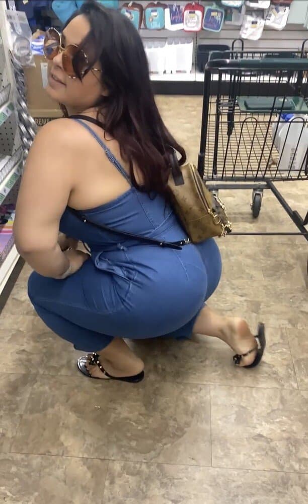 Plump Booty  Latina Milf In Dollar Tree