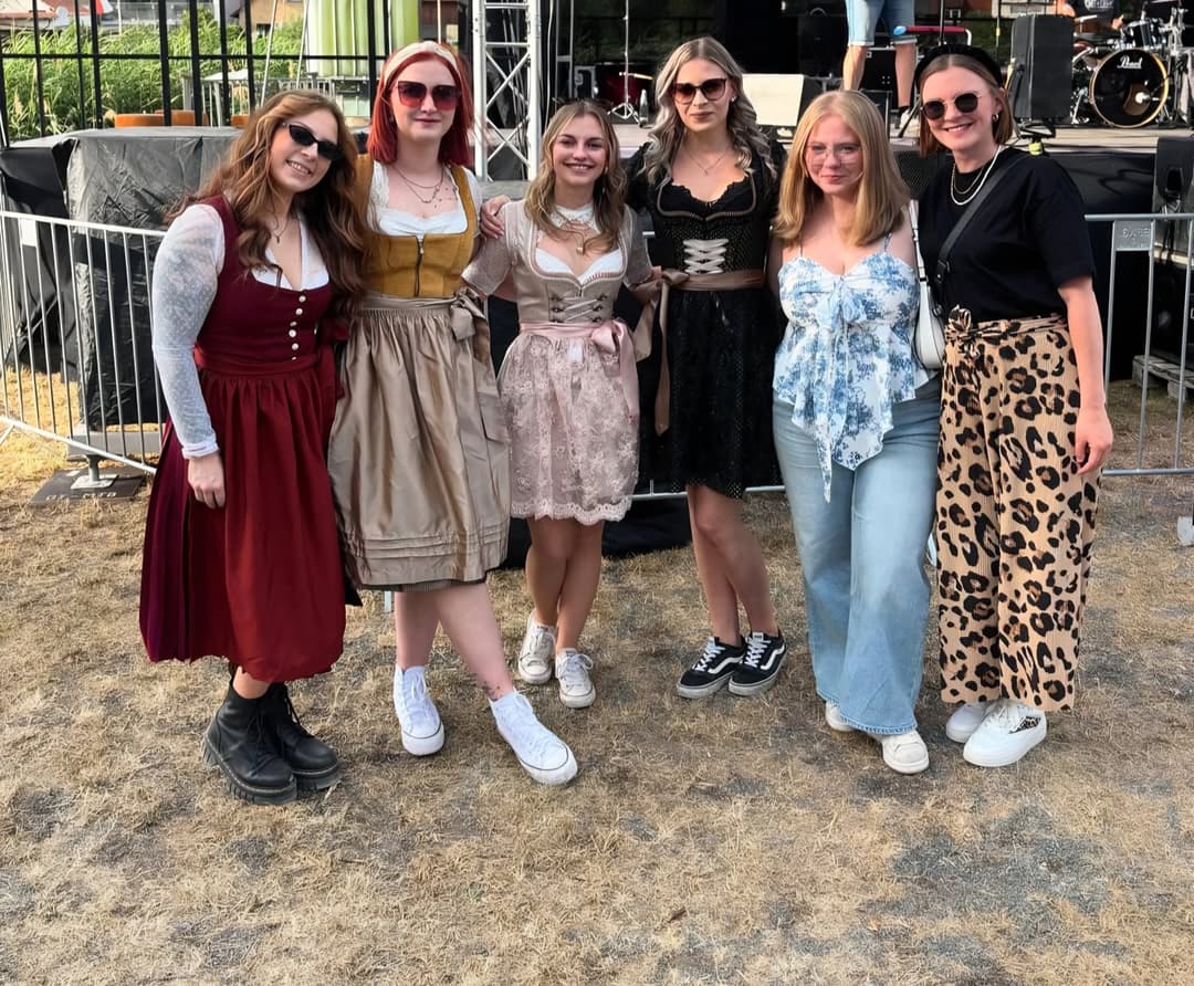 Pick 2 fluffer, 2 for gangbang, 2 for facial