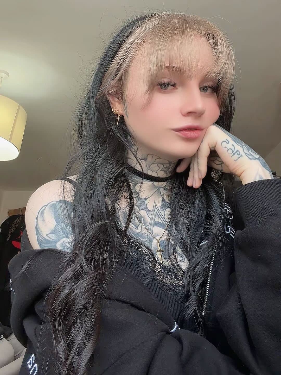 Gorgeous Inked goth tranny girl