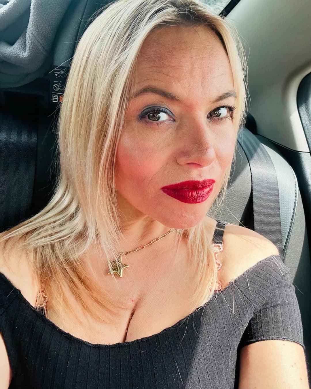 Haberme cogido a la mamá y unos años mas tarde a su hija fue excitante, las dos la chupan delicioso