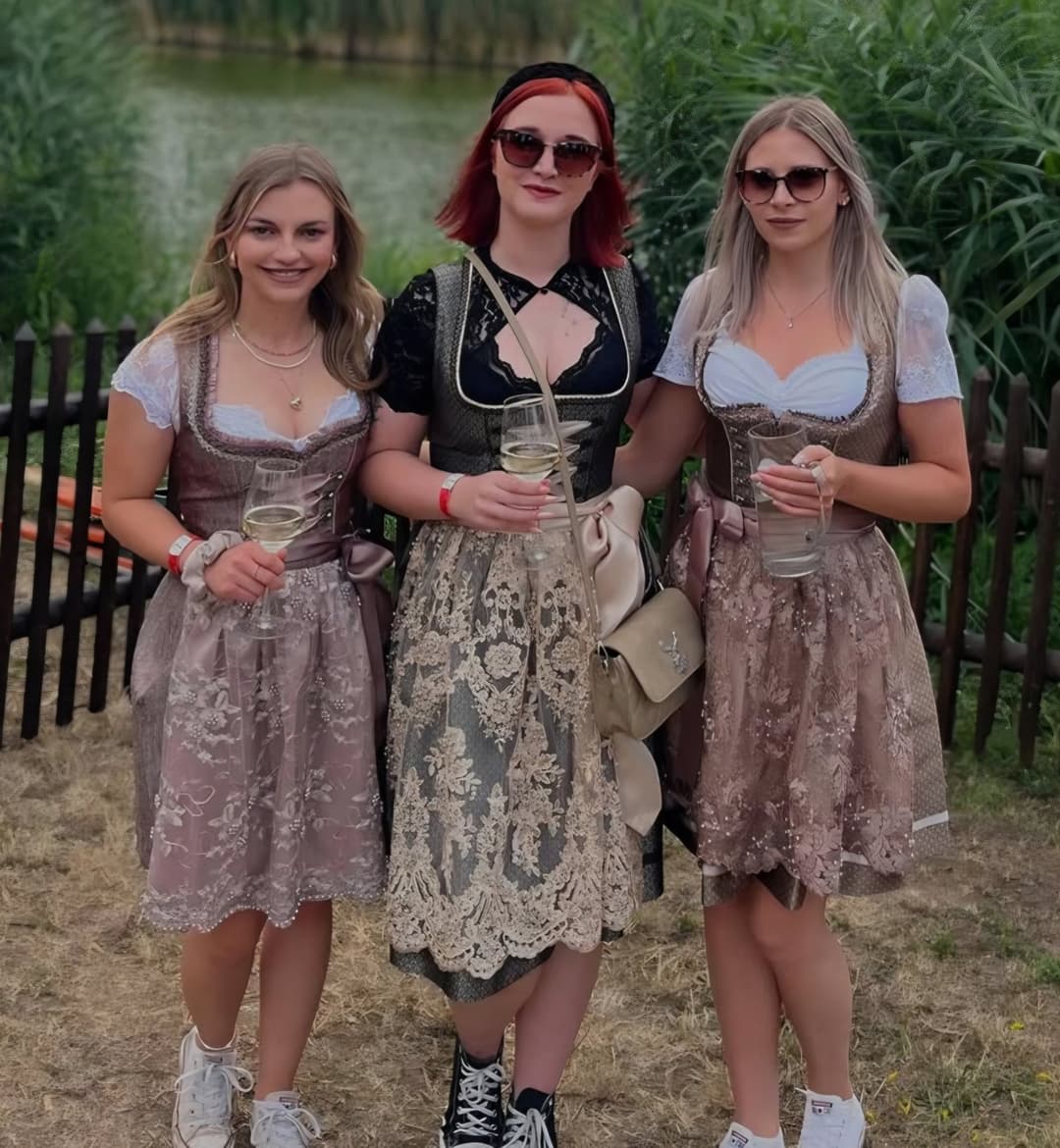 Eine zum hart blasen, eine im Stehen von hinten, eine bekommt alles ins Gesicht gespritzt