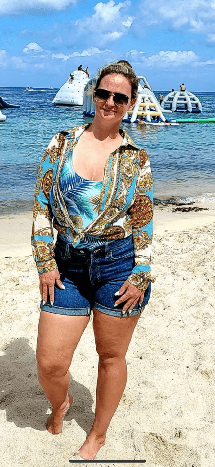 Curvy TikTok milf Julie Vaughn