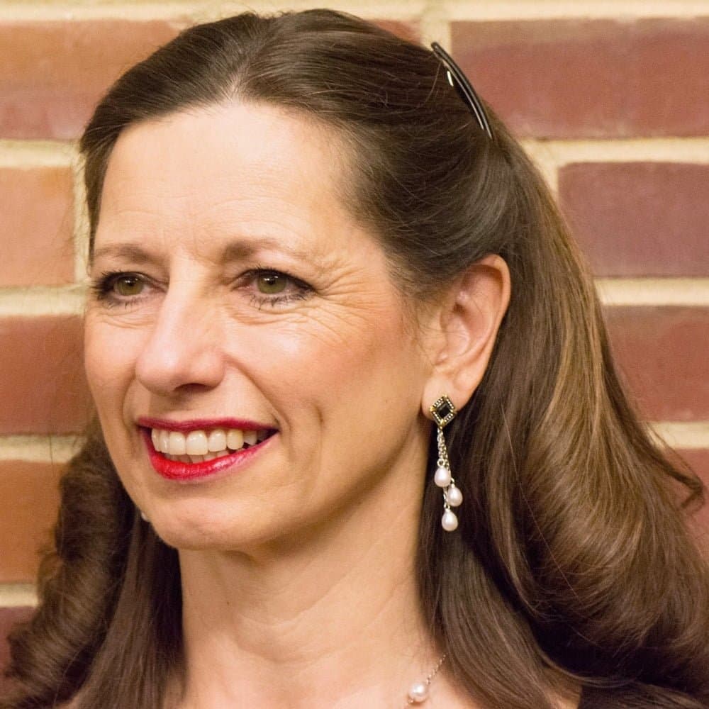 Perfect body GILF loves nude beaches