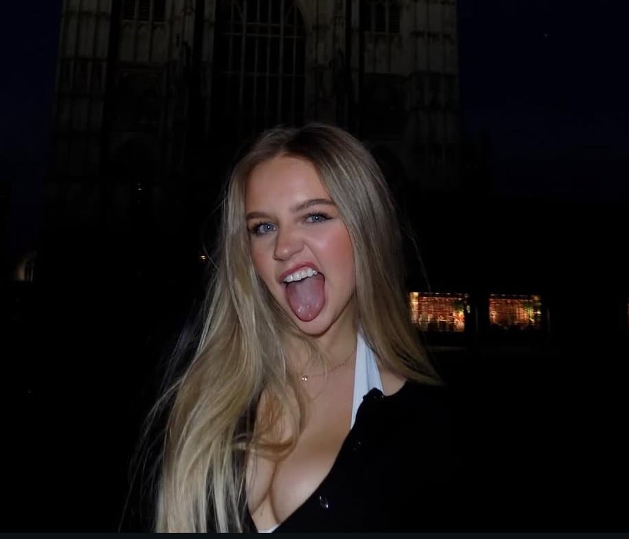 Click to view full size Blonde slut Brenna