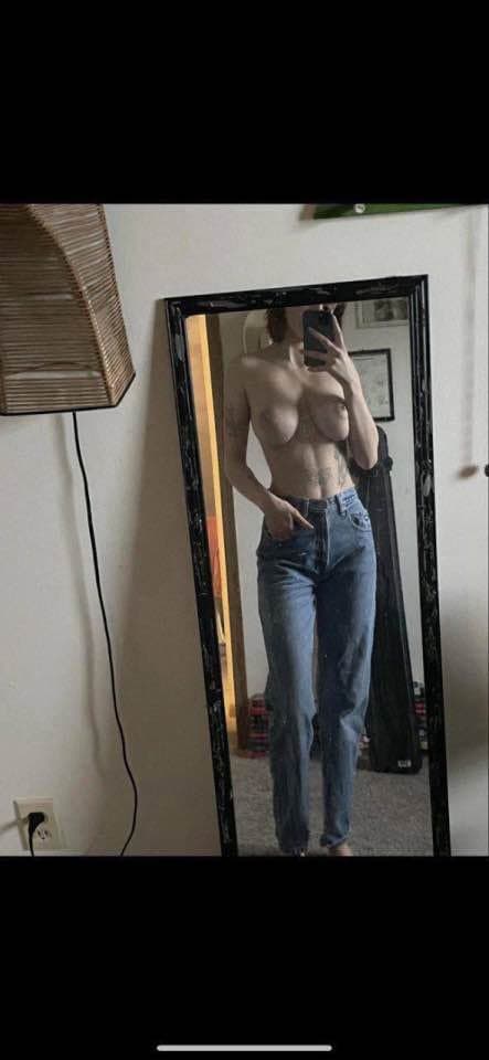 If Emily 21yo will get more thank 1k views in one hour her boyfriend will share more of her hot body