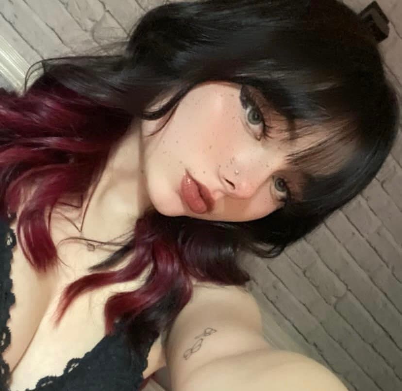 [repost] Lets show Emily from the UK a little more love with a repost, lets appreciate her fine ass