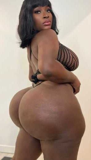 Uno de mis fetiches y fantasías es meterle los dedos en el culo a una negra culona así