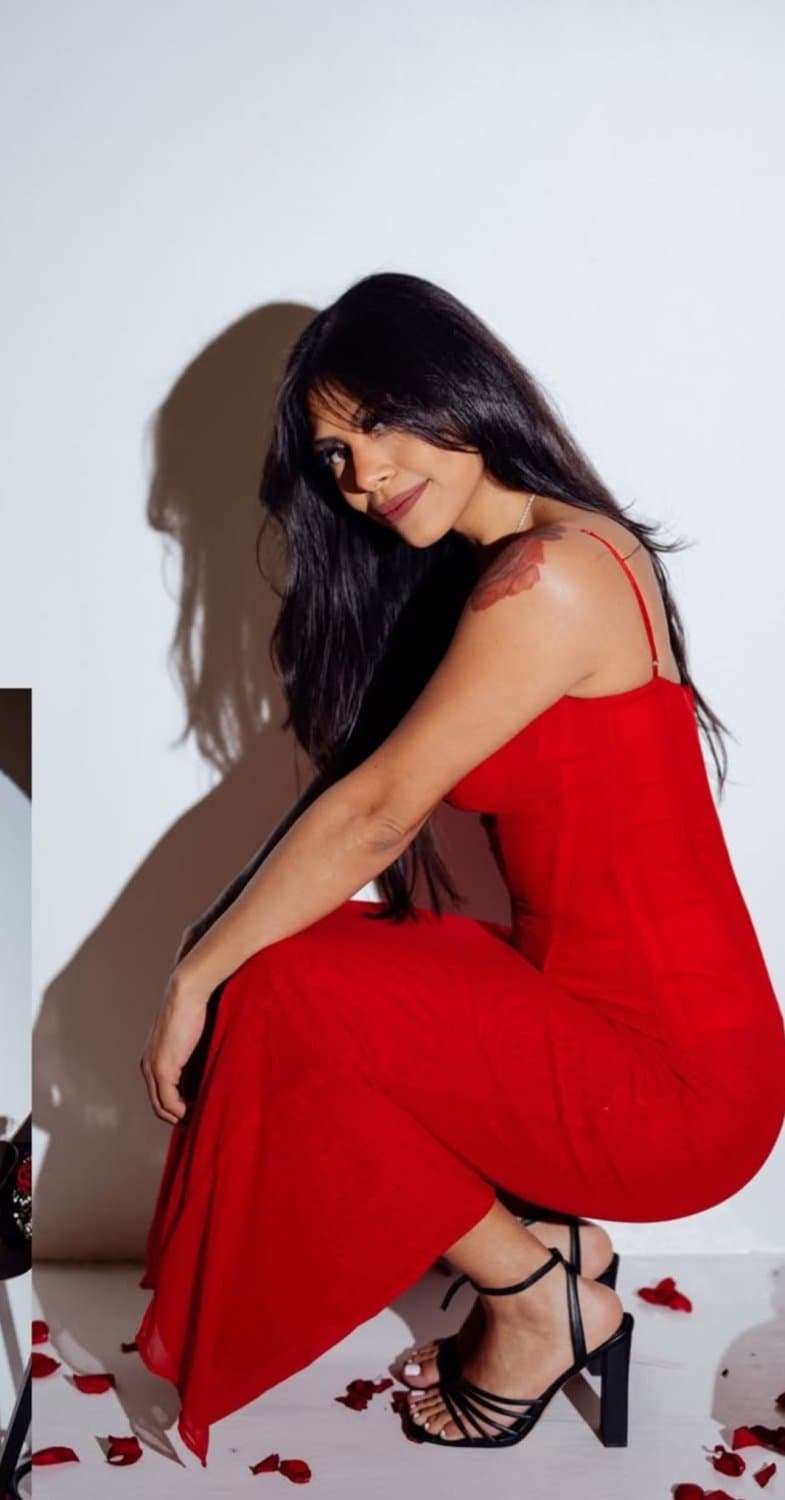 Sexy Latina MILF, Pregnant, Feet, Fit, Comments Welcomed.