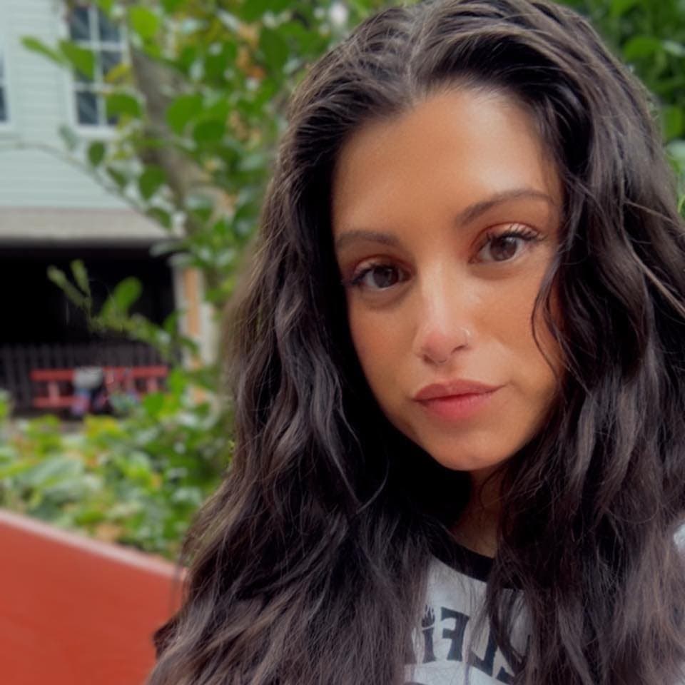 Click to view full size Pretty Italian girl first is hesitant to show her big tits, ends up masturbating on the G G W bus