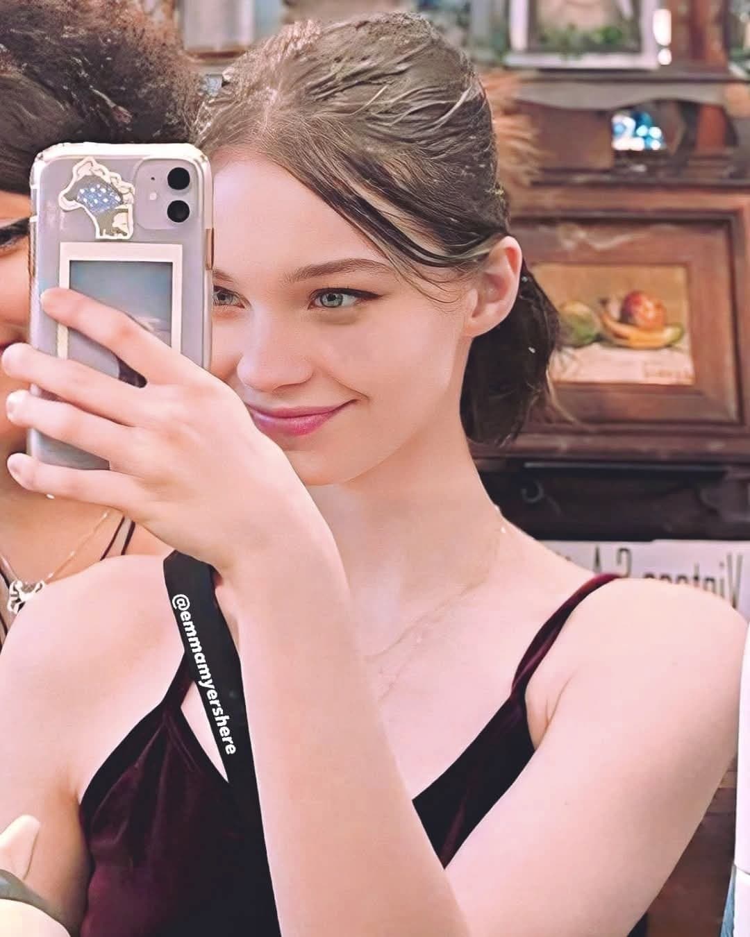 Emma hot selfies...Emma Myers cute a beauty , so sexy here !!!