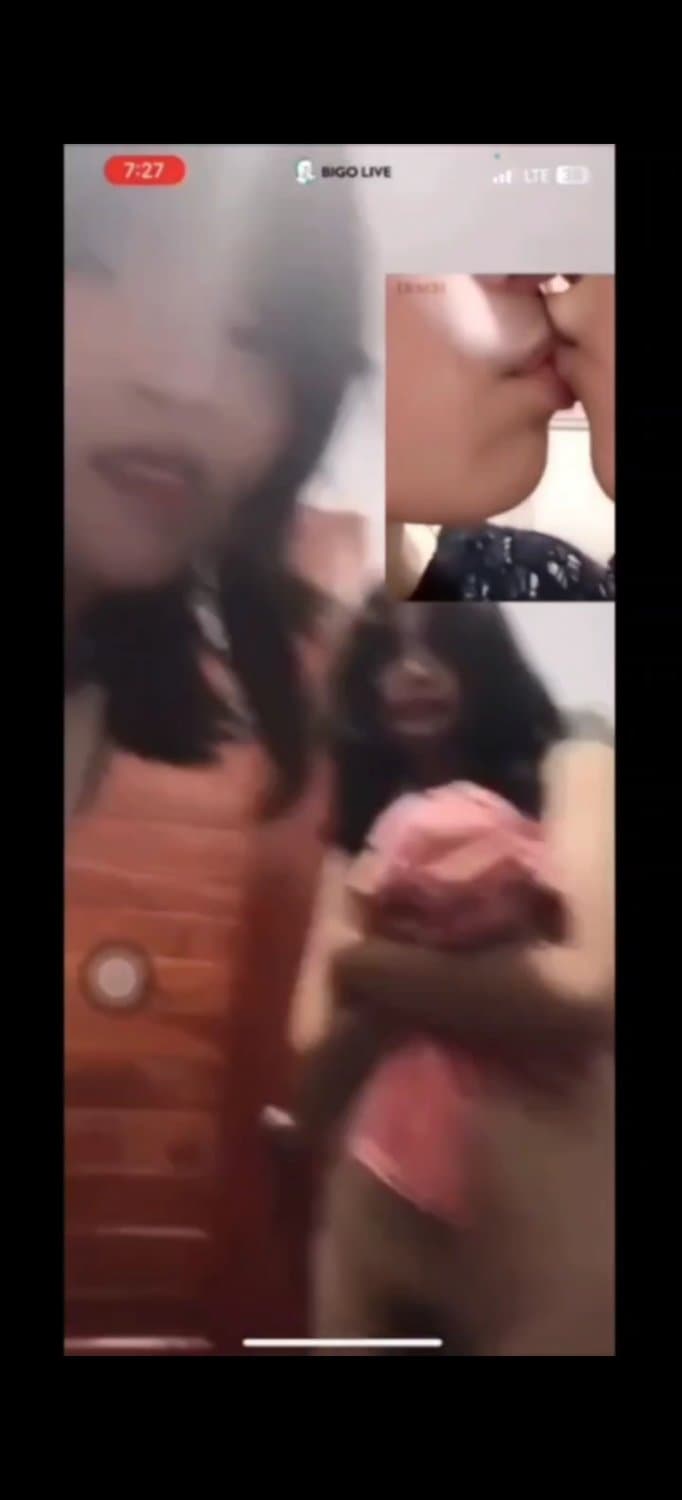 ?? Bek tleay srey khmer 2 neak rok kduy knea tam video call oy bros mer. Mean neak skol te?