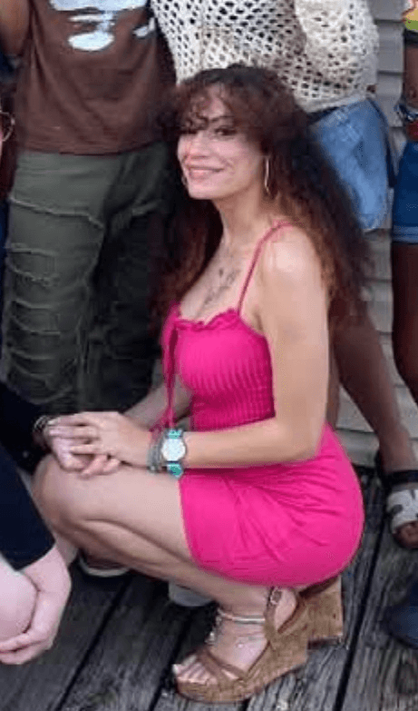 Click to view full size Hot girl aleigha Nice legs in shorts pretty face age 21