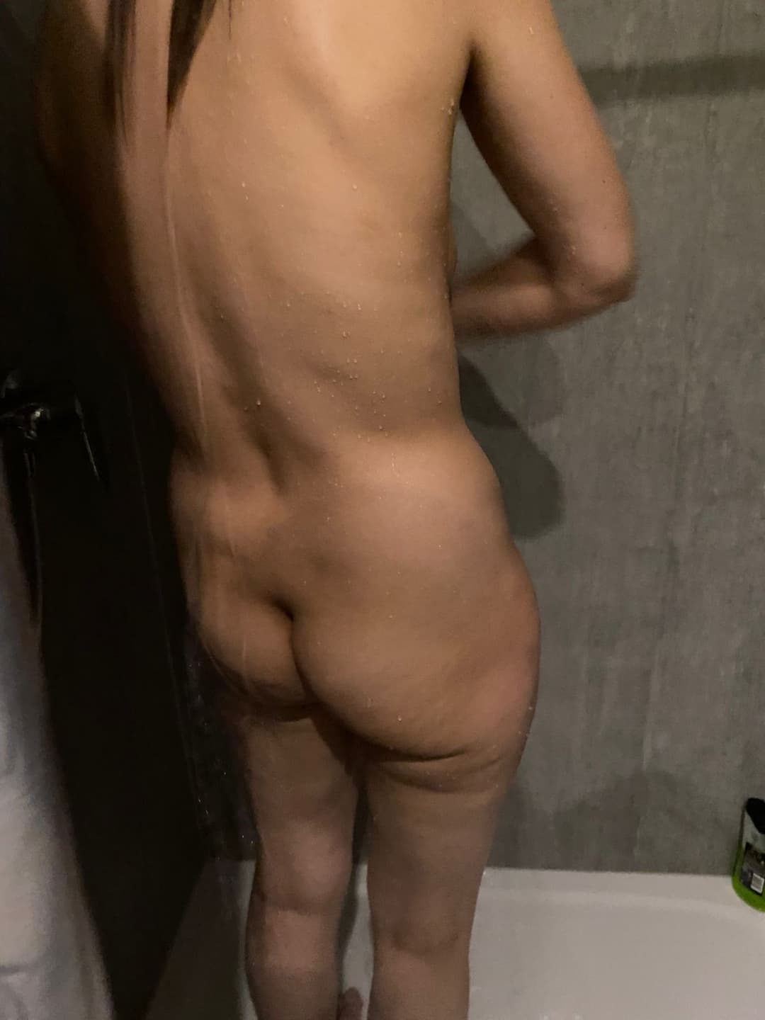 Meine geile Schlampe unter der Dusche