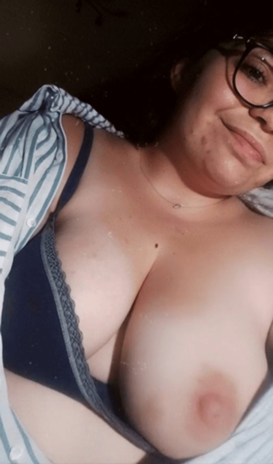 Click to view full size Lyzon Buro grosse putain à baiser de force