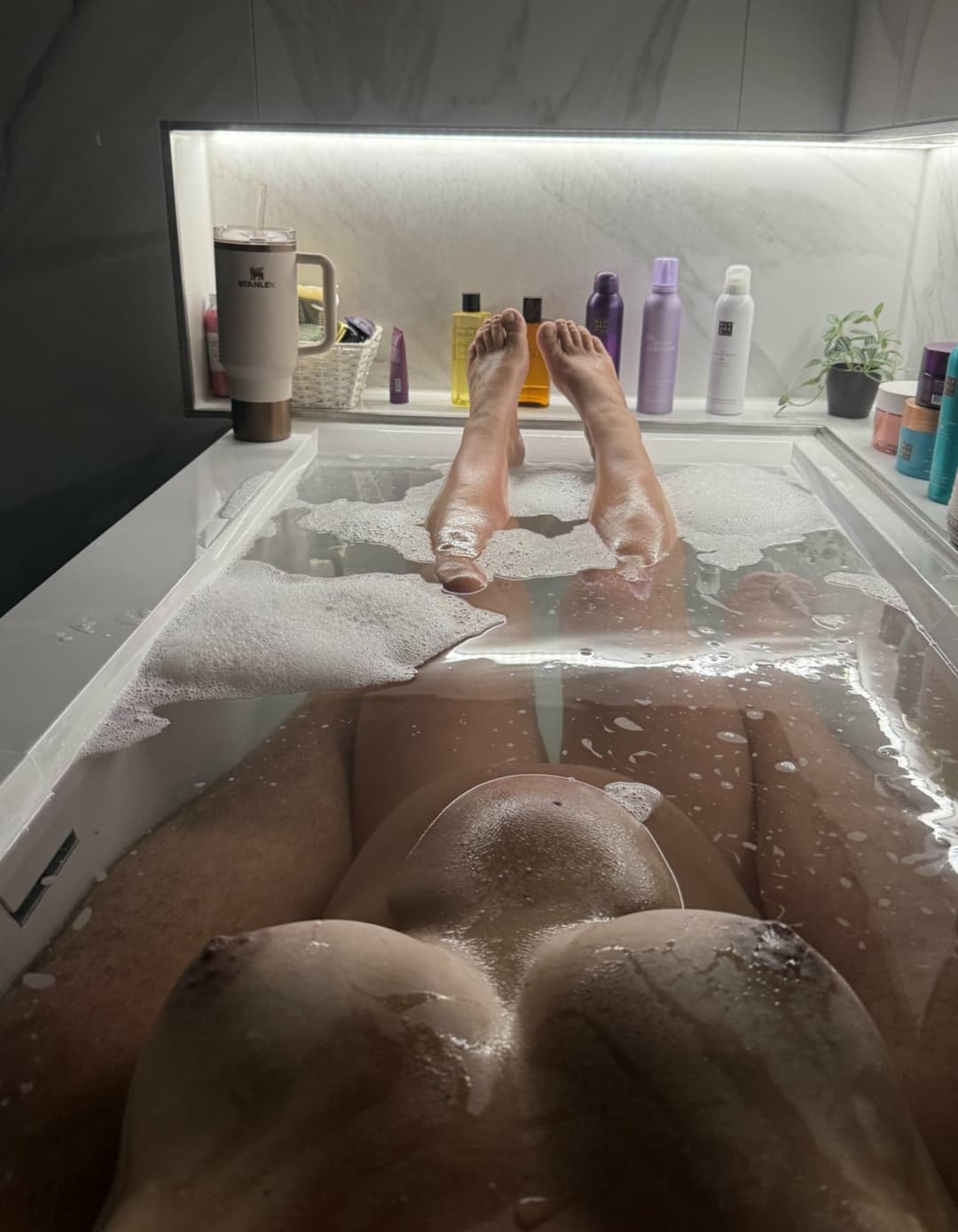 Pregnant woman glows in her wonderful beauty