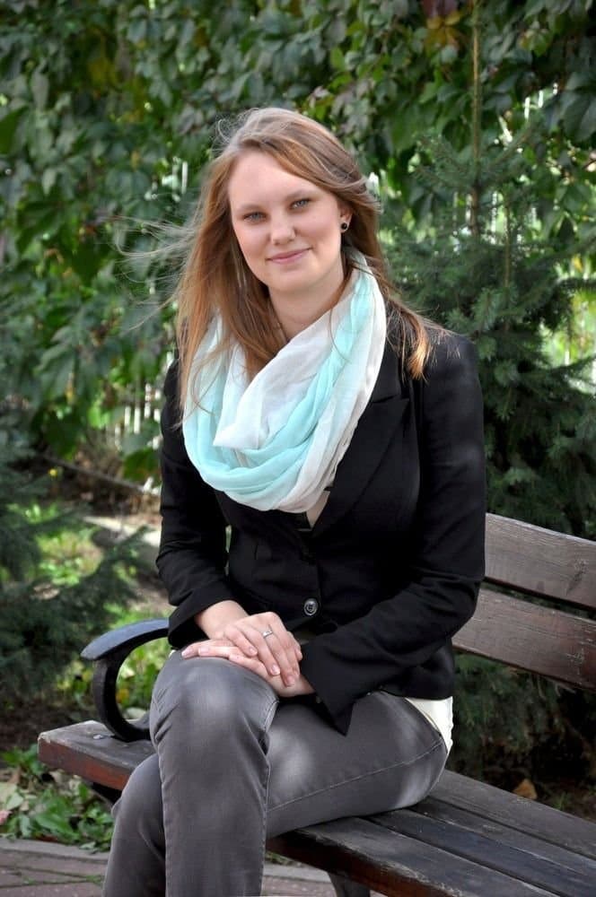 Cute foreigner Karolinka and her bangin natural curves! ?