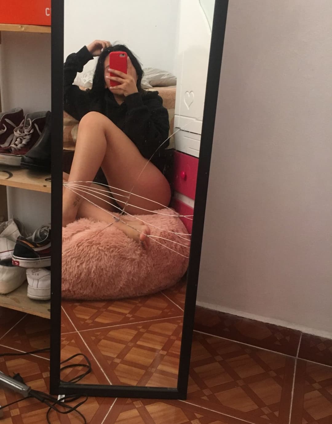 Click to view full size Otros de la morra tetona de pezones grandes y perforados es una perraga de vagina morena