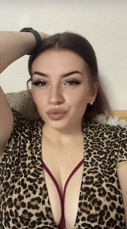 Go and write that dumb little slut on Kik and show her what an slut she is kik: lia.bergmann25