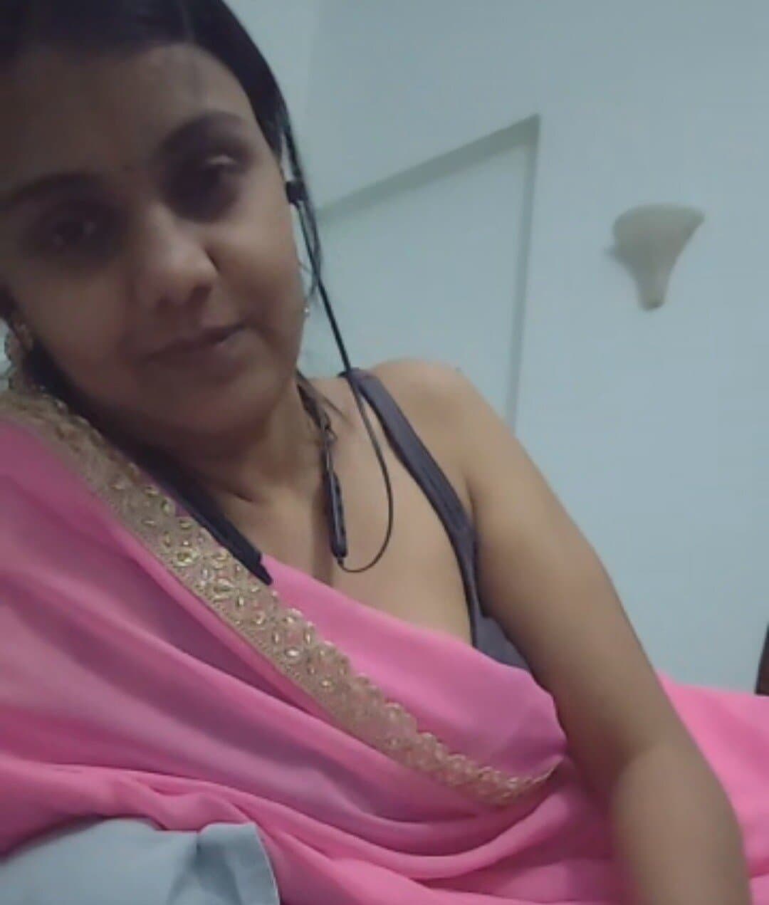 Indian Milf Slut Slim (Old Pics) vs Chubby (New Pics) Kiruthika Aunty Big Boobs Masturbating