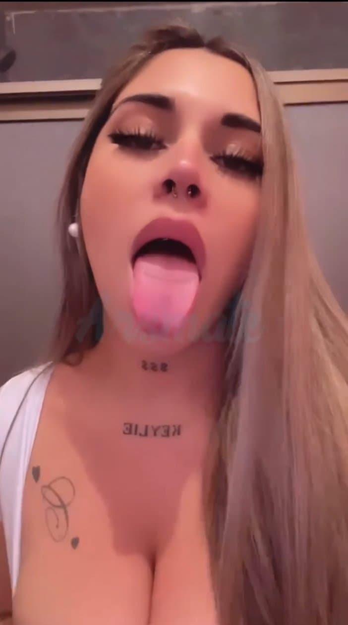 Adicta al sexo oral tetona chilena