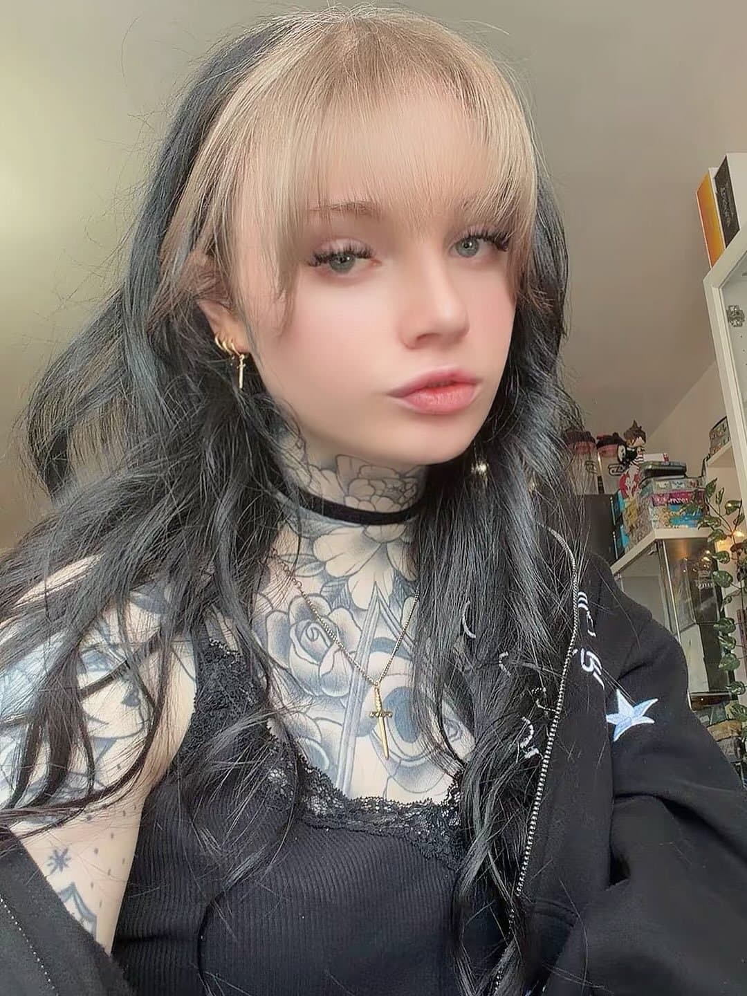 Gorgeous Inked goth tranny girl