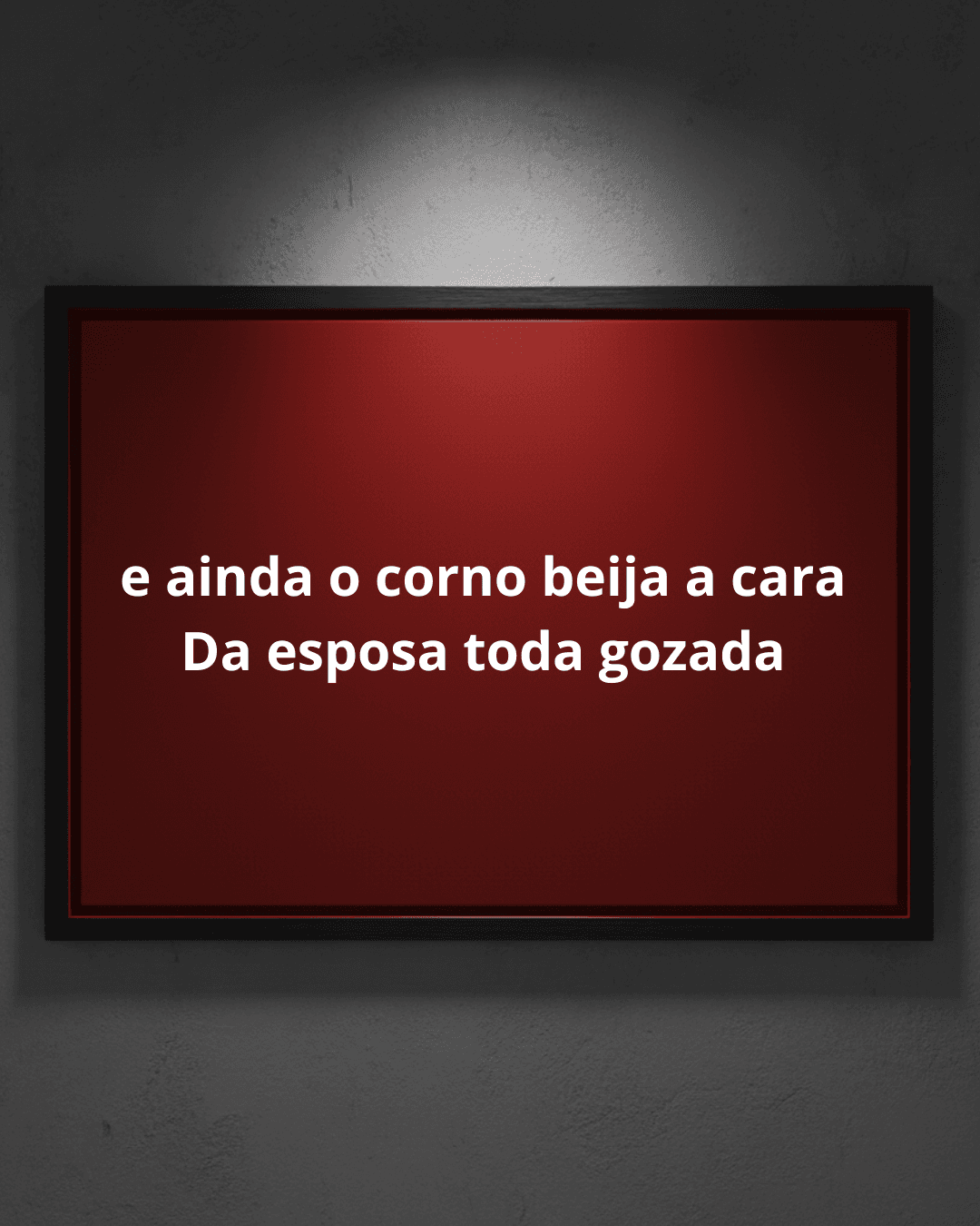 Corno chama os amigos para a sua casa, para toda vez que senta no sofá, lembra da namorada dando
