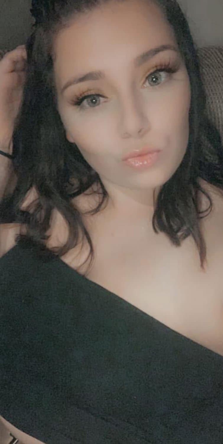 Cute lonely girl- Come say hi ?