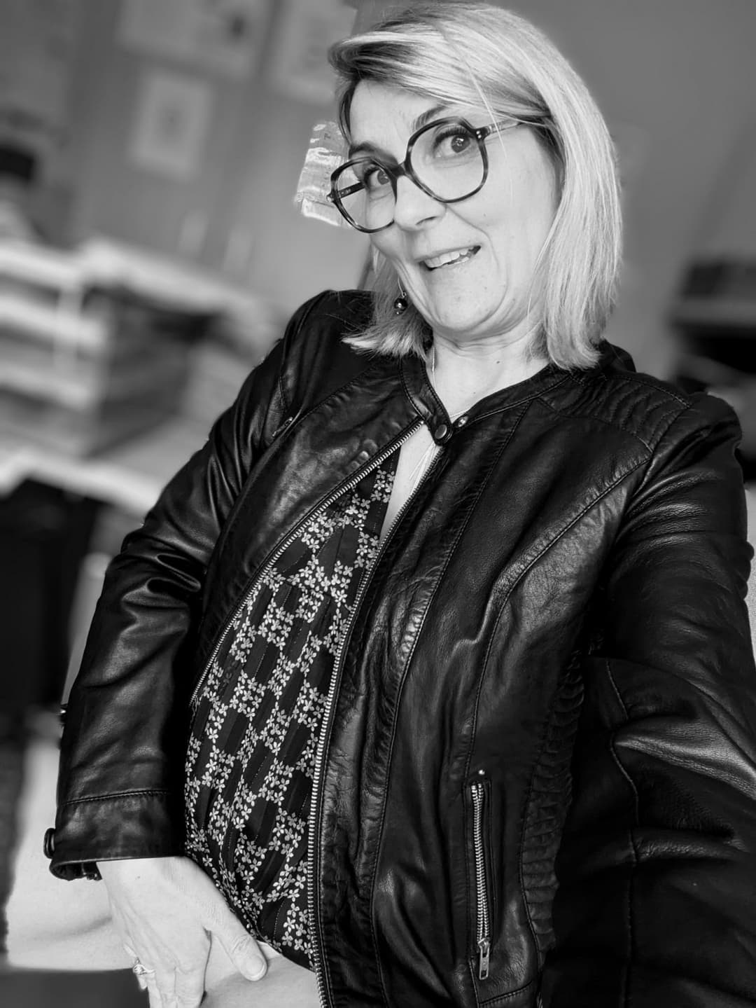 Secretaire salope se masturbe au bureau (France)