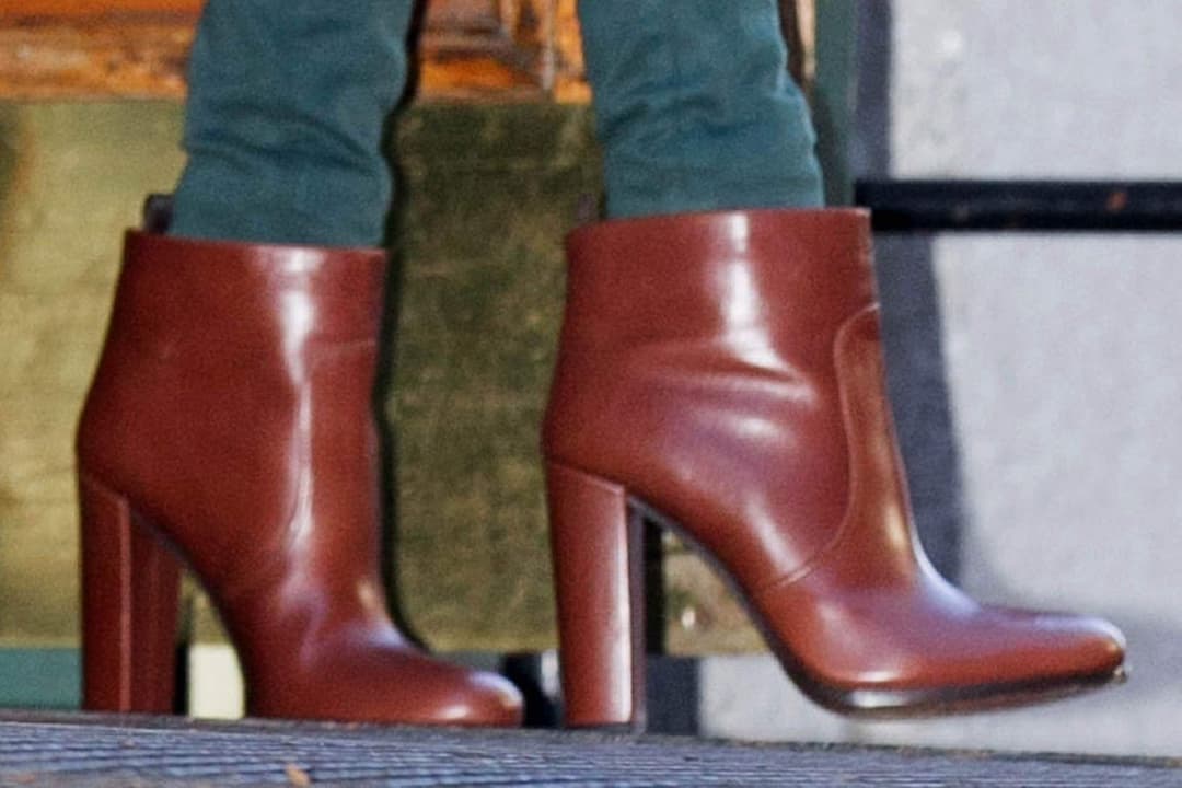 Click to view full size Taylor Swift long legs wearing ankle boots