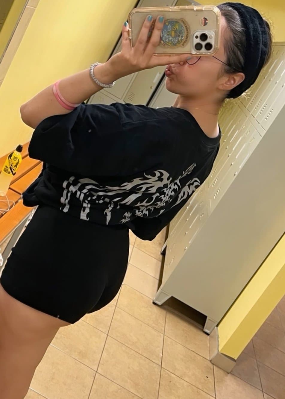 Hot gym girl showing of her nice ass in tight gym shorts mirror selfie irl