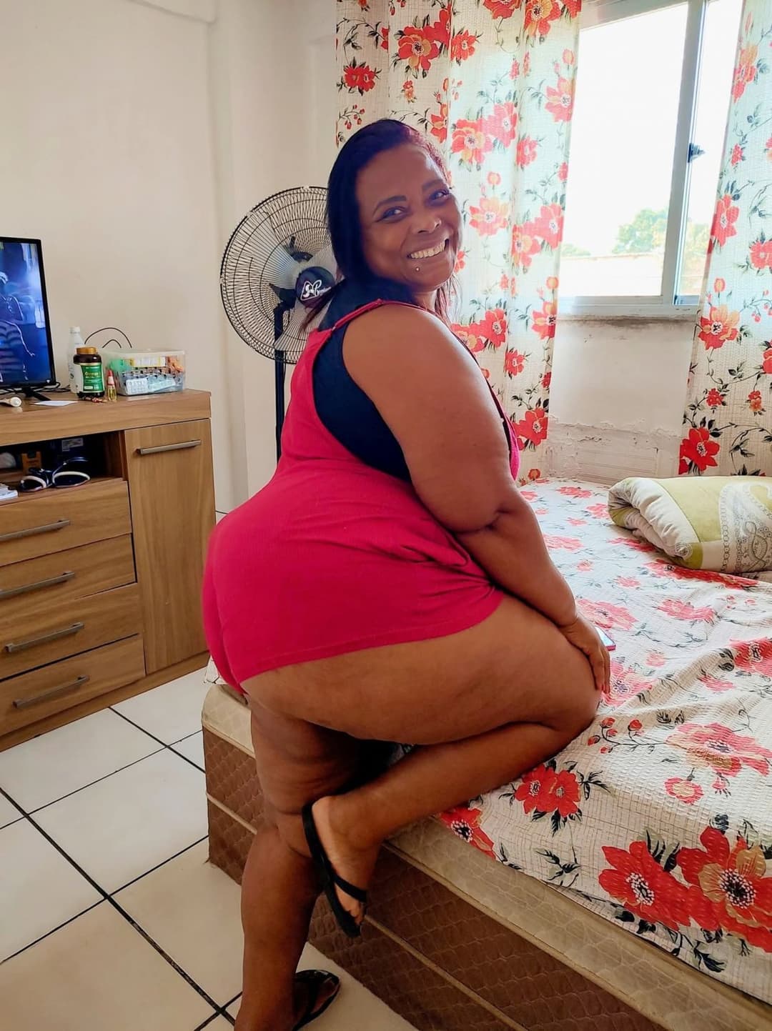 Click to view full size LATINA THICK JUICY CHUNKY SSBBW BIG ASS BOOTY