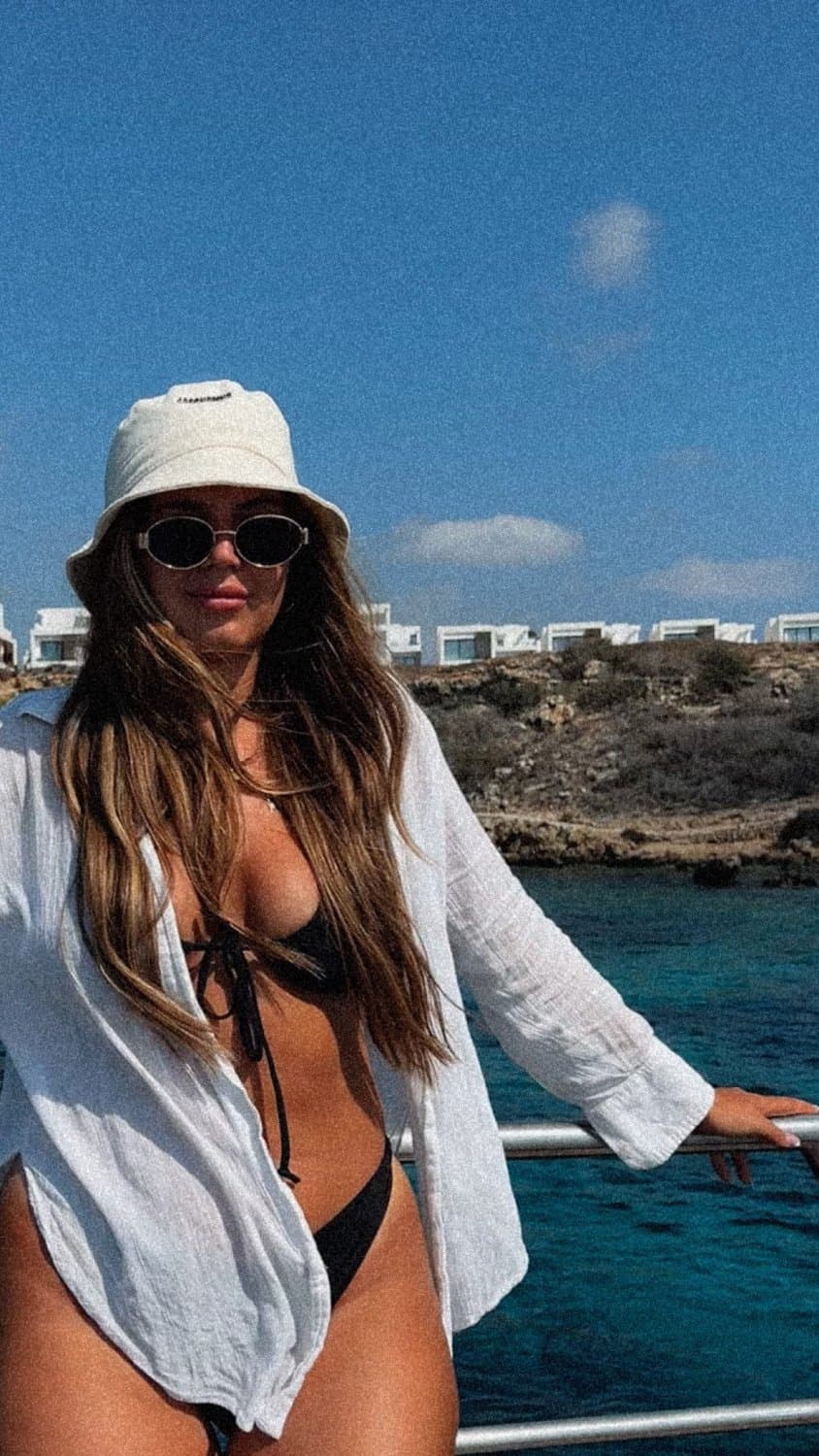 Hot bosnian slut with a great Body and nice legs and feet - footjob and cumface