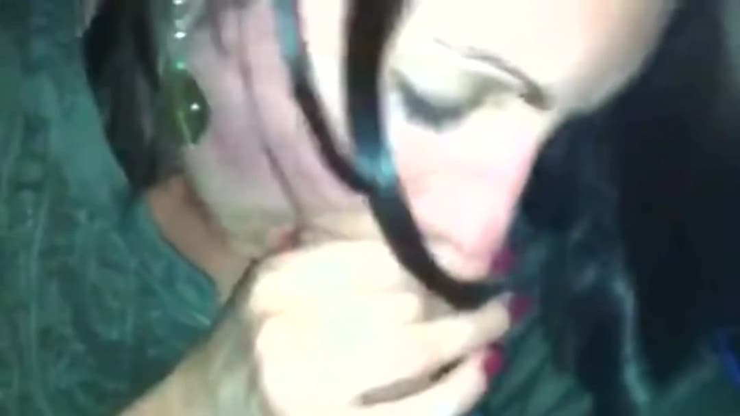 elodie-une-fetishiste-qui-bave-sur-une-queue-humide-1080p