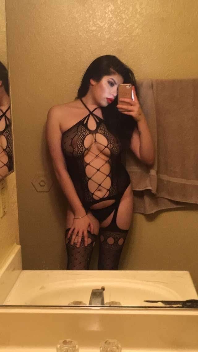 Lunetta gold (Vegas) shows her BJ skills on hairbrush