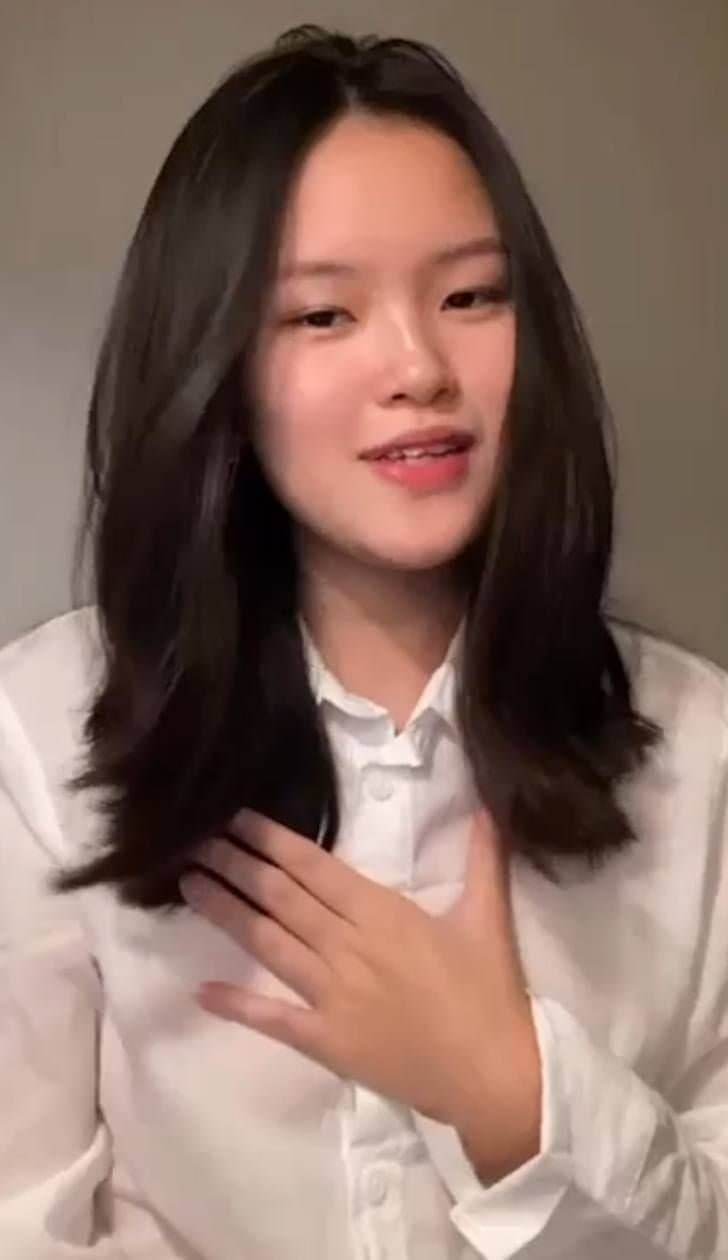 Classy slut from Singapore is an attention whore