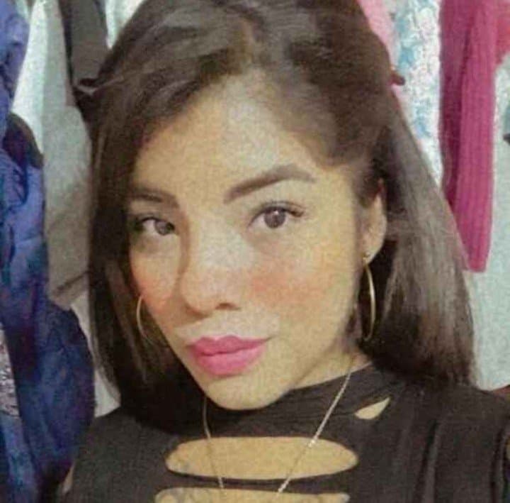 Puta lesbiana ? le envía foto a un hombre ?