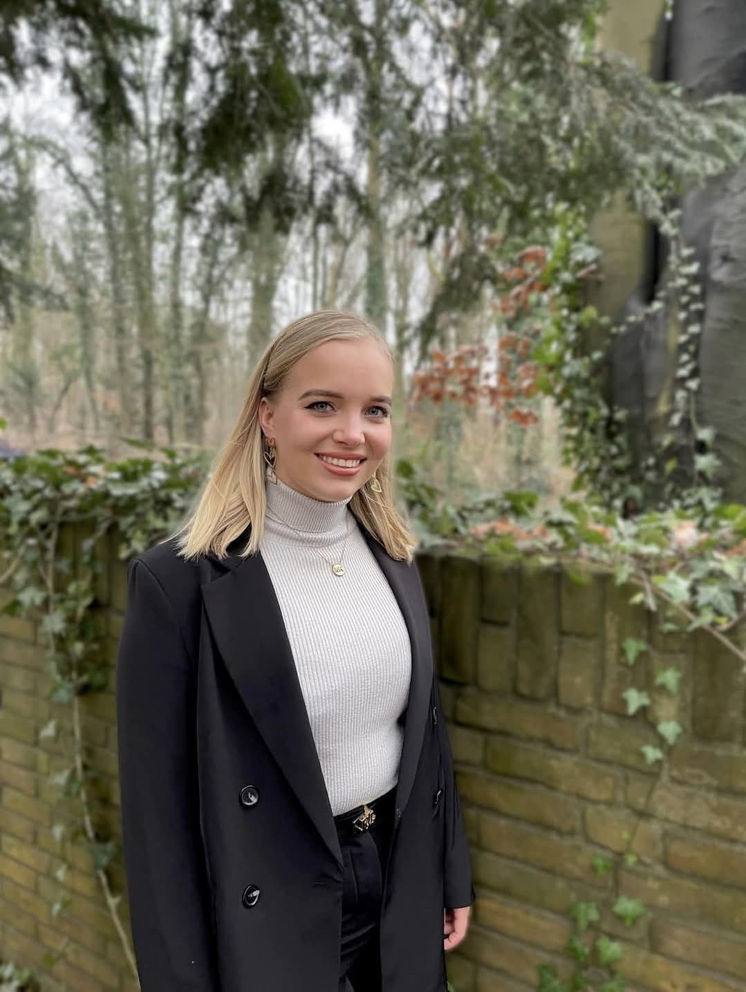 Who wanne goon with me to my cousin to her big juice milkers or to her big juice ass DM ME i hav