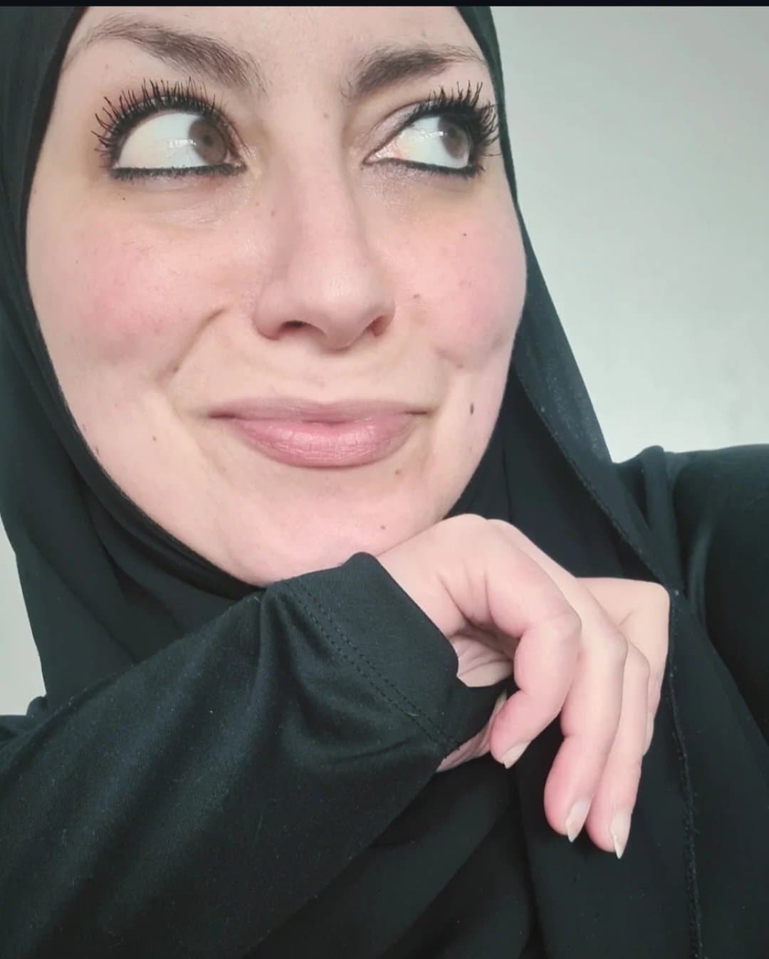 Honestly, veiled women have beautiful red feet.