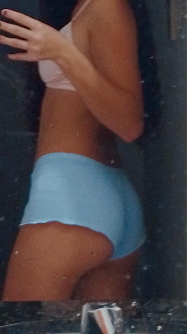 Novinha cacheada pagando boquete até gozada na boca