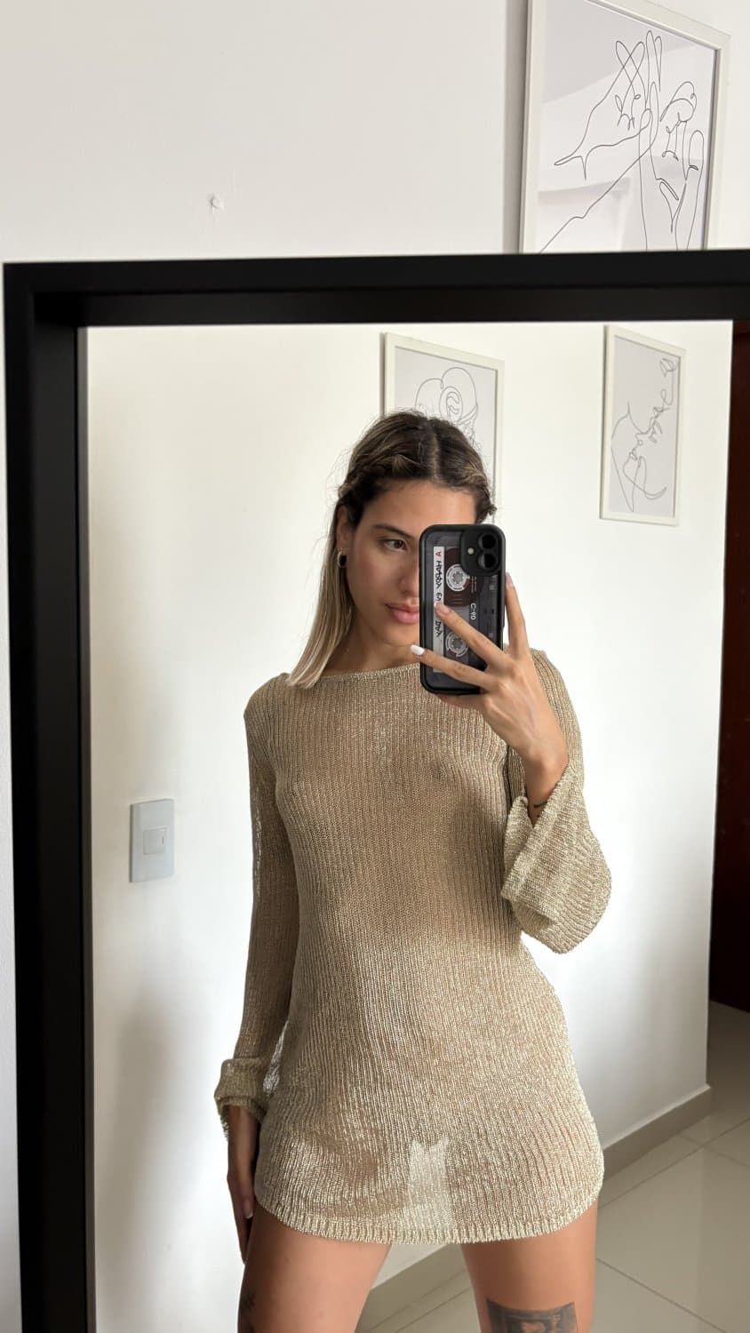 Click to view full size Novinha magrinha que adora usar vestido sem calcinha , experimentando lingeries e squichando