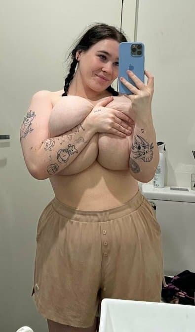 Boyfriend sent me these pics of his thick ass white girl to nut to