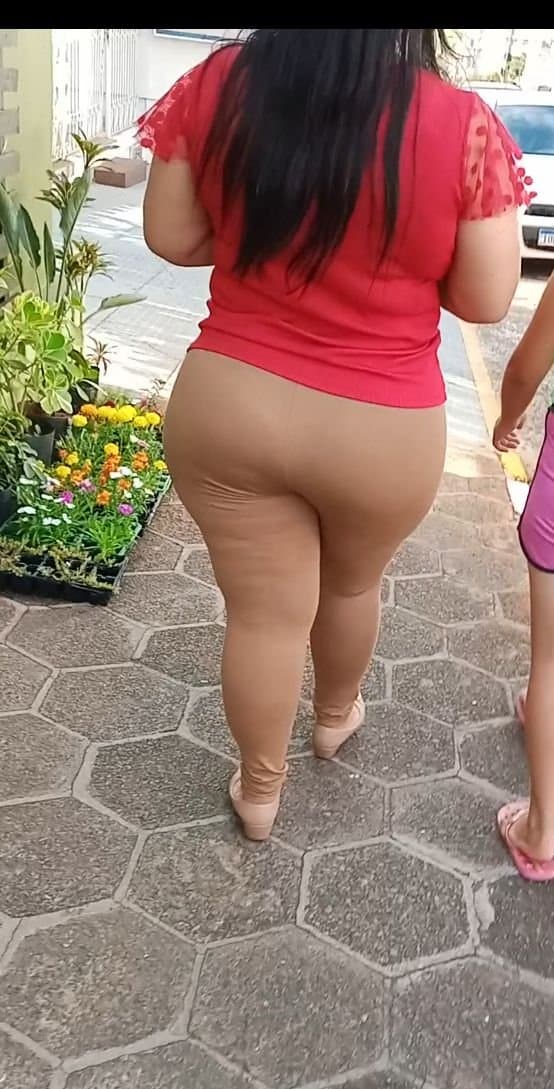 Pena que a bateria acabou bem na hora, o que vocês acham que merece esse cuzao gigante dessa coroa?