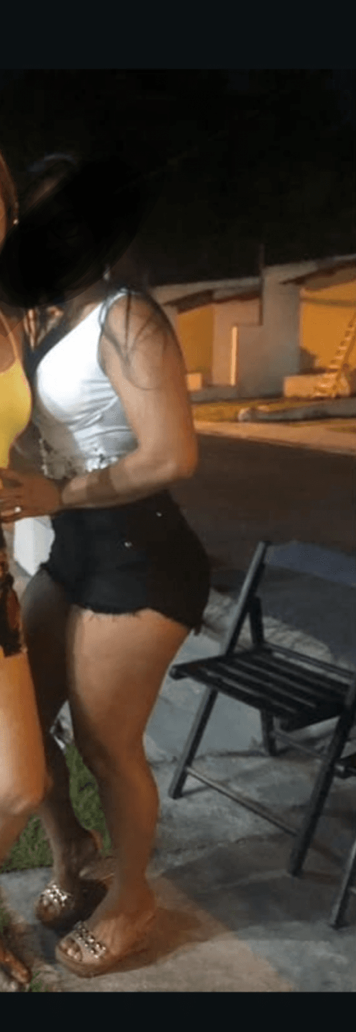 Tia gostosa, fica tão safada quando bebe uma cerveja. Sou doido pra chupa ela todinha essa gostosa?