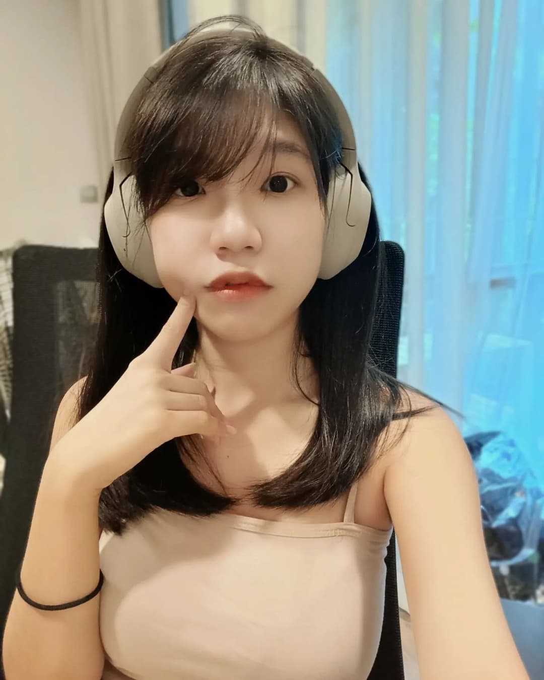 Sexy Big boobs Thai college babe shows her hot and busty body on Instagram